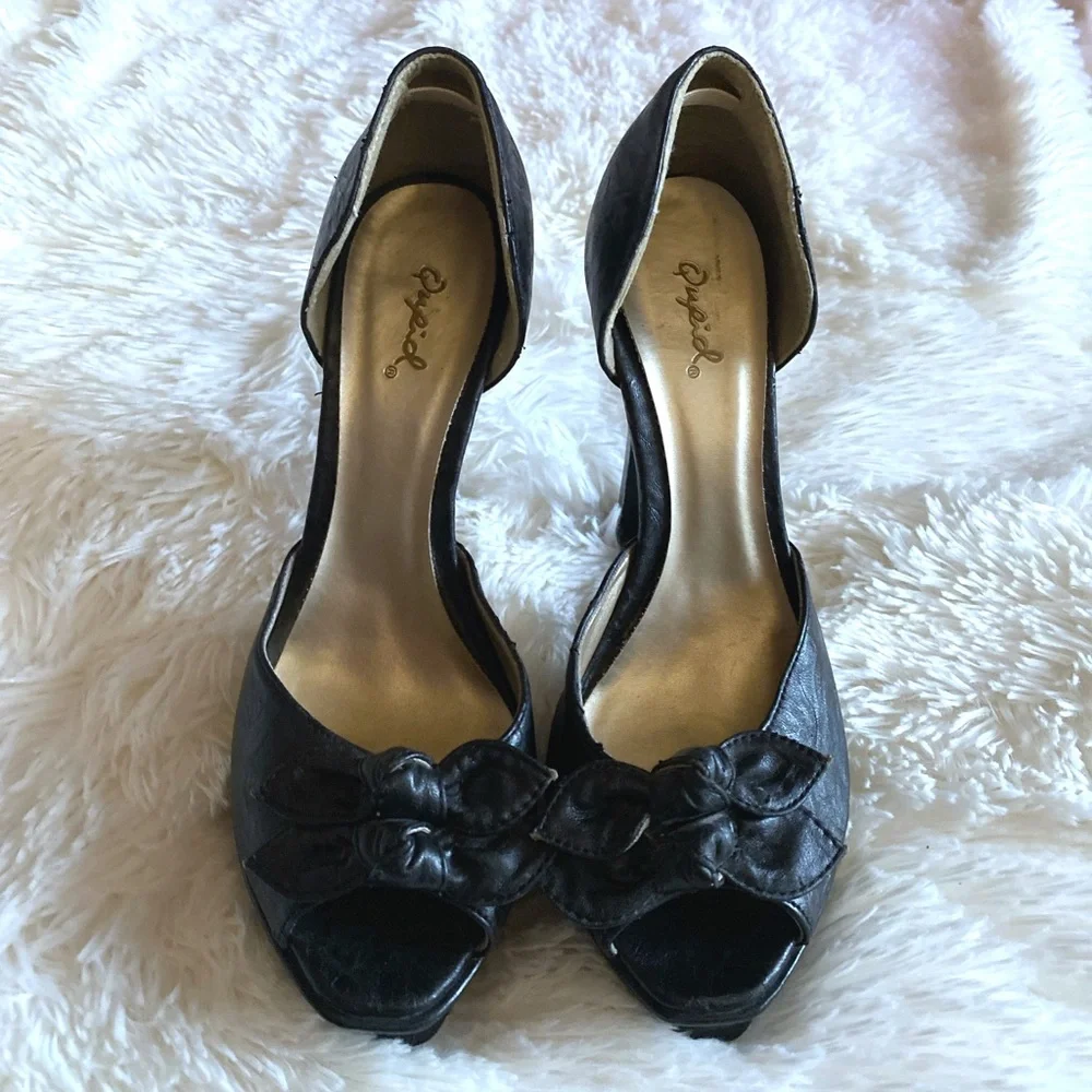Quipid Black Platform Heel w/ Bow Peep Toe and 1.5” Platform SZ 8